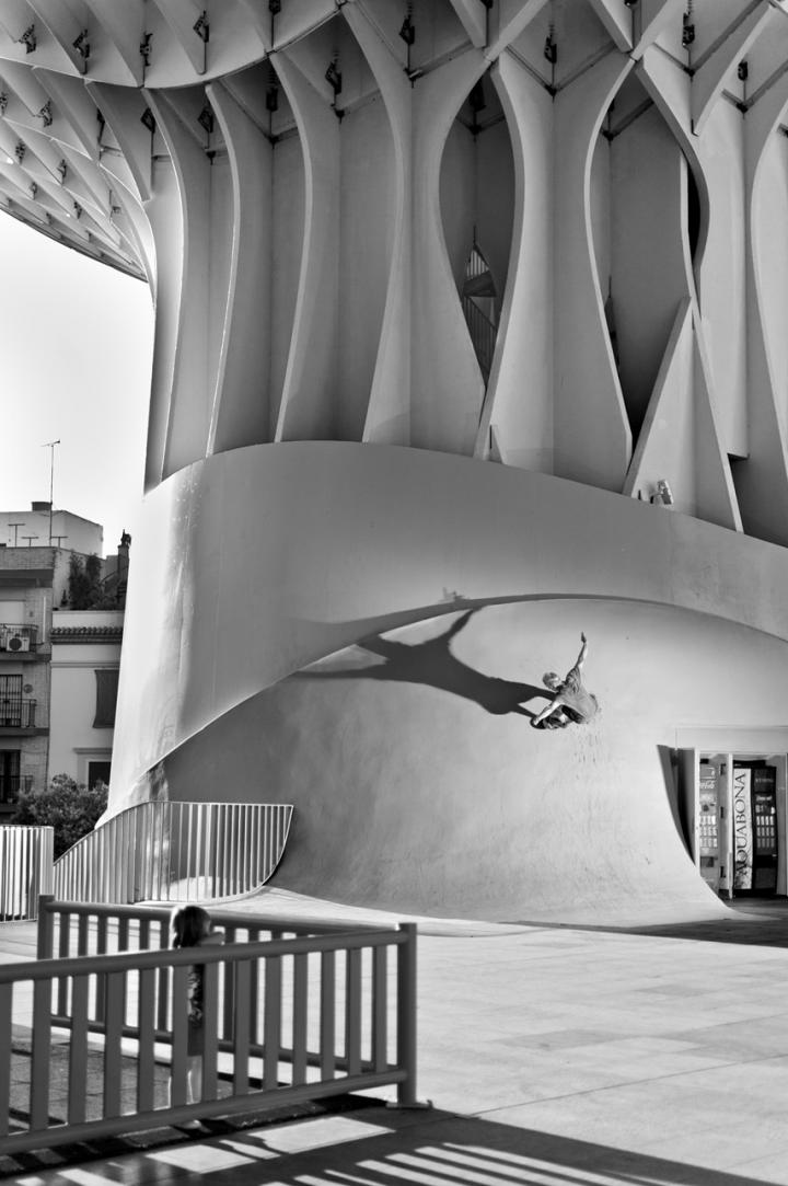 Fotografía de Antonio Castillejo para Nthephoto. El patinador y surfista Luis Tekekas aprovecha el pilar con transición para rodar por la pared como si se tratara de una ola. Sevilla.