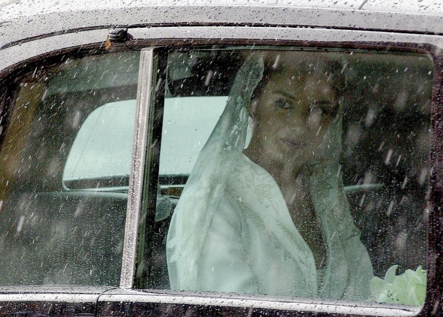 Fotografía de Carlos Alvarez para Nthephoto. La actural reina Letizia mira llover intensamente atraves del cristal del coche el dia de su boda con el actural rey Felipe VI.