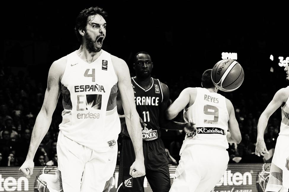 Fotografía de Sonia Cañada Ramos para Nthephoto. Pau Gasol celebrando una canasta decisiva en la semifinal del Eurobasket 2015 frente a Francia