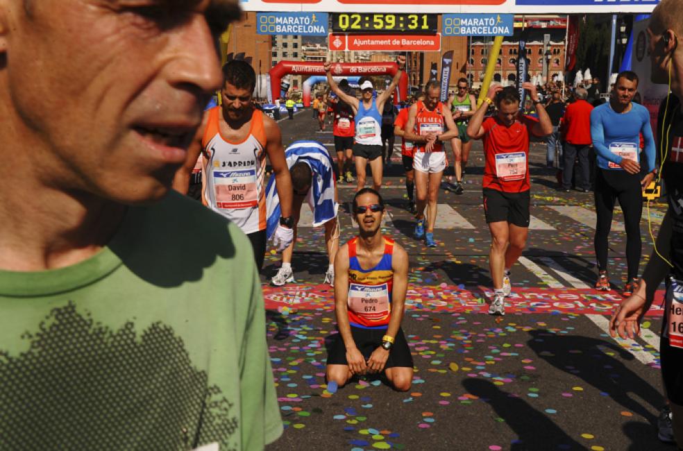 Fotografía de Jordi Cotrina para Nthephoto. Llegada de los participantes a la meta en la avenida María Cristina por debajo de las tres horas en la maratón de Barcelona.