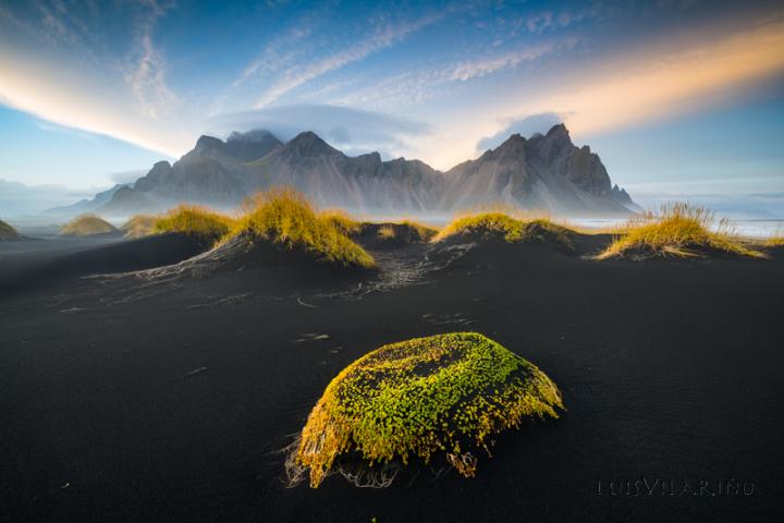 Fotografía de LUIS MANUEL VILARIÑO LOPEZ para Nthephoto. La oscura arena volcánica contrasta con las escarpadas cumbres de la costa islandesa
