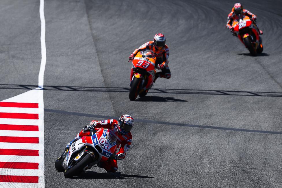 Fotografía de Joan  Cros para Nthephoto. Los pilotos Andrea Dovizioso, Marc Marquez y Daniel Pedrosa, peleando por la victoria en la carrera de MotoGP en el Circuit de Catalunya.