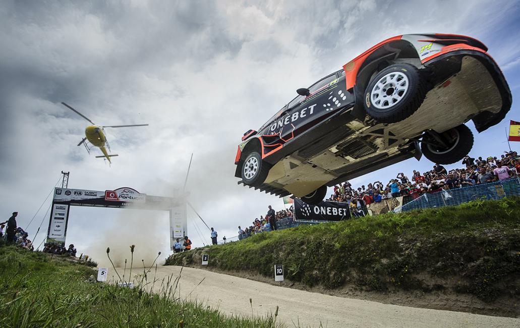 Fotografía de Charly López para Nthephoto. Fotografía tomada durante el Rally de Portugal de 2017 en uno de los lugares más míticos en el WRC, el salto de Pedra Sentada, en el tramo de Fafe.