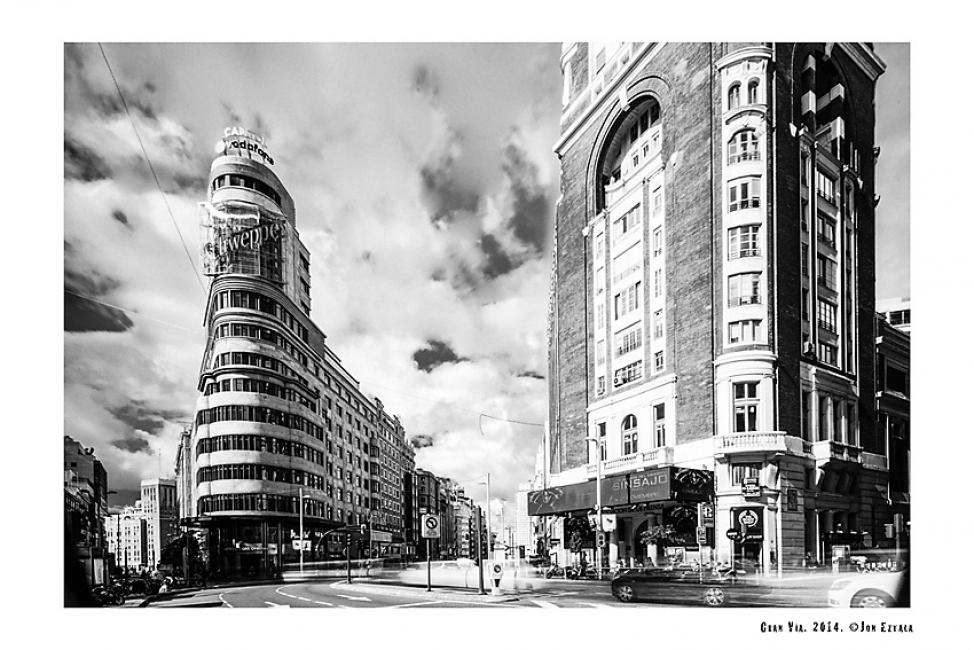 Fotografía de Jon Eztala para Nthephoto. Gran Vía. Madrid. Street Photography. Blanco y negro